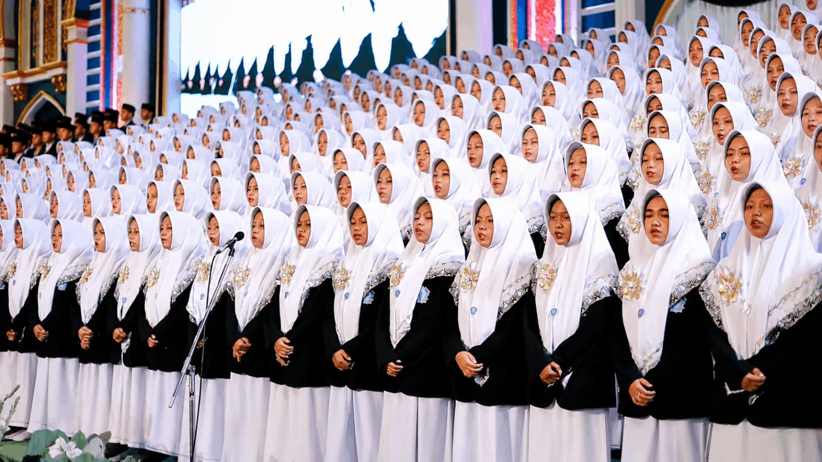 Santri putri melantunkan nadhom Al-Imrithi